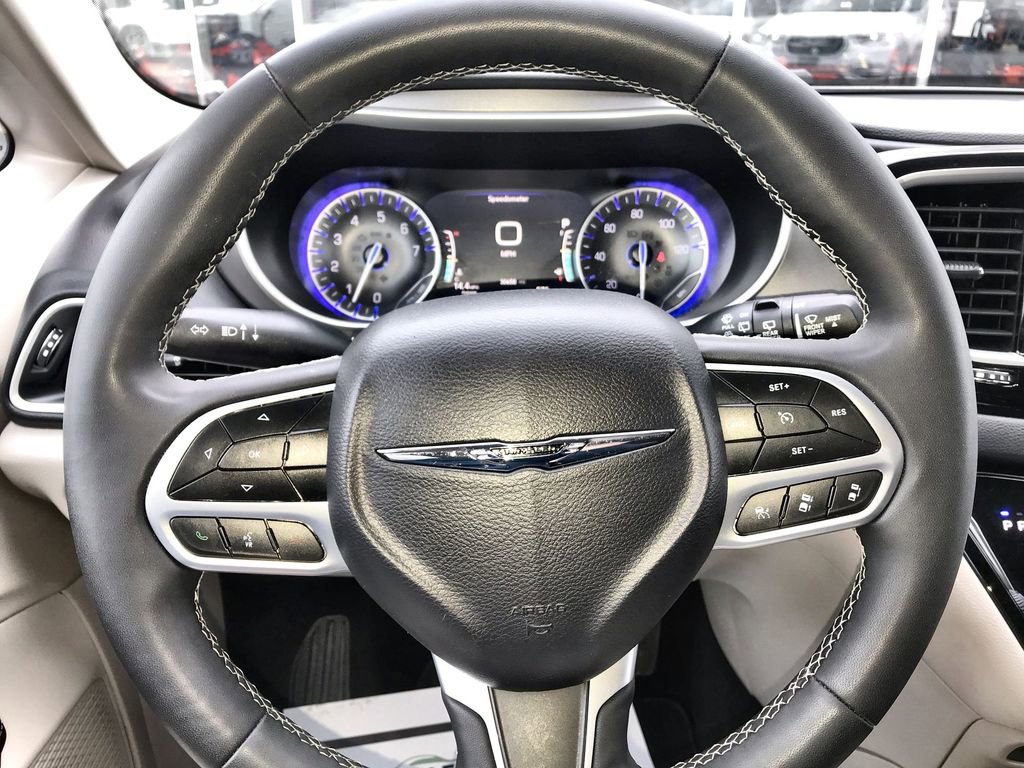 Used 2024 Chrysler Pacifica Touring-L image 14