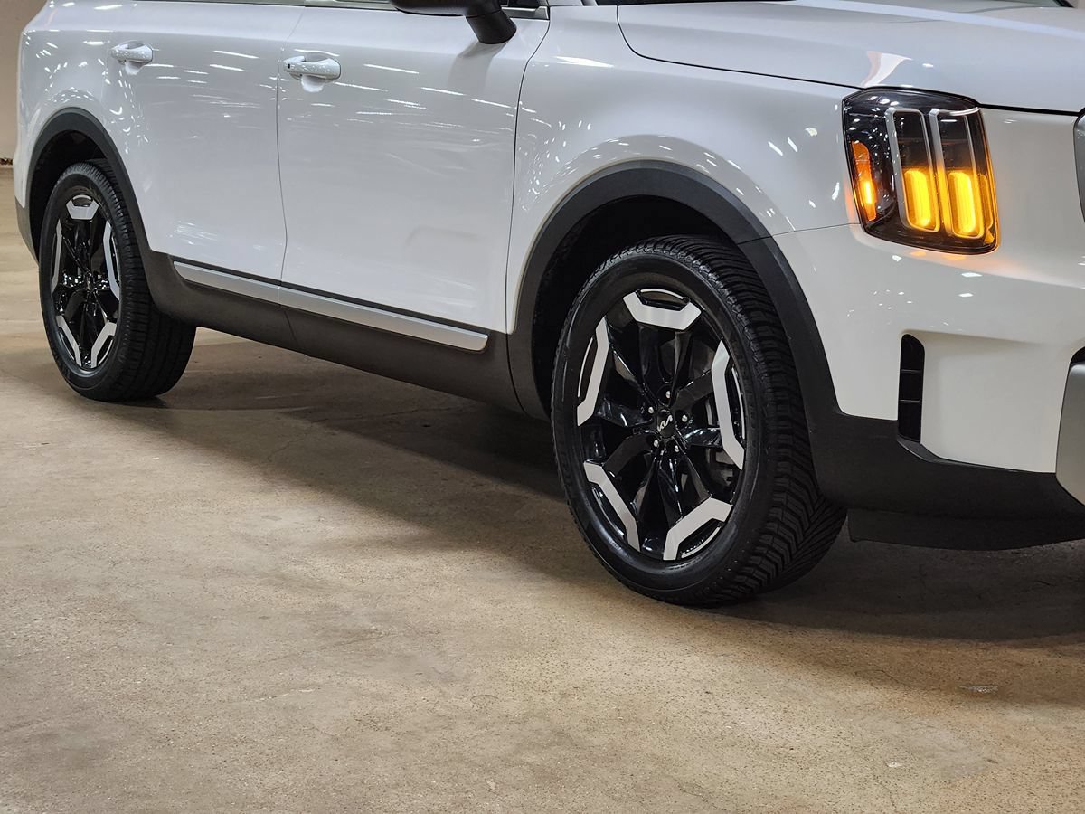 Used 2024 Kia Telluride EX w/ EX Captain's Chair Package FWD image 16