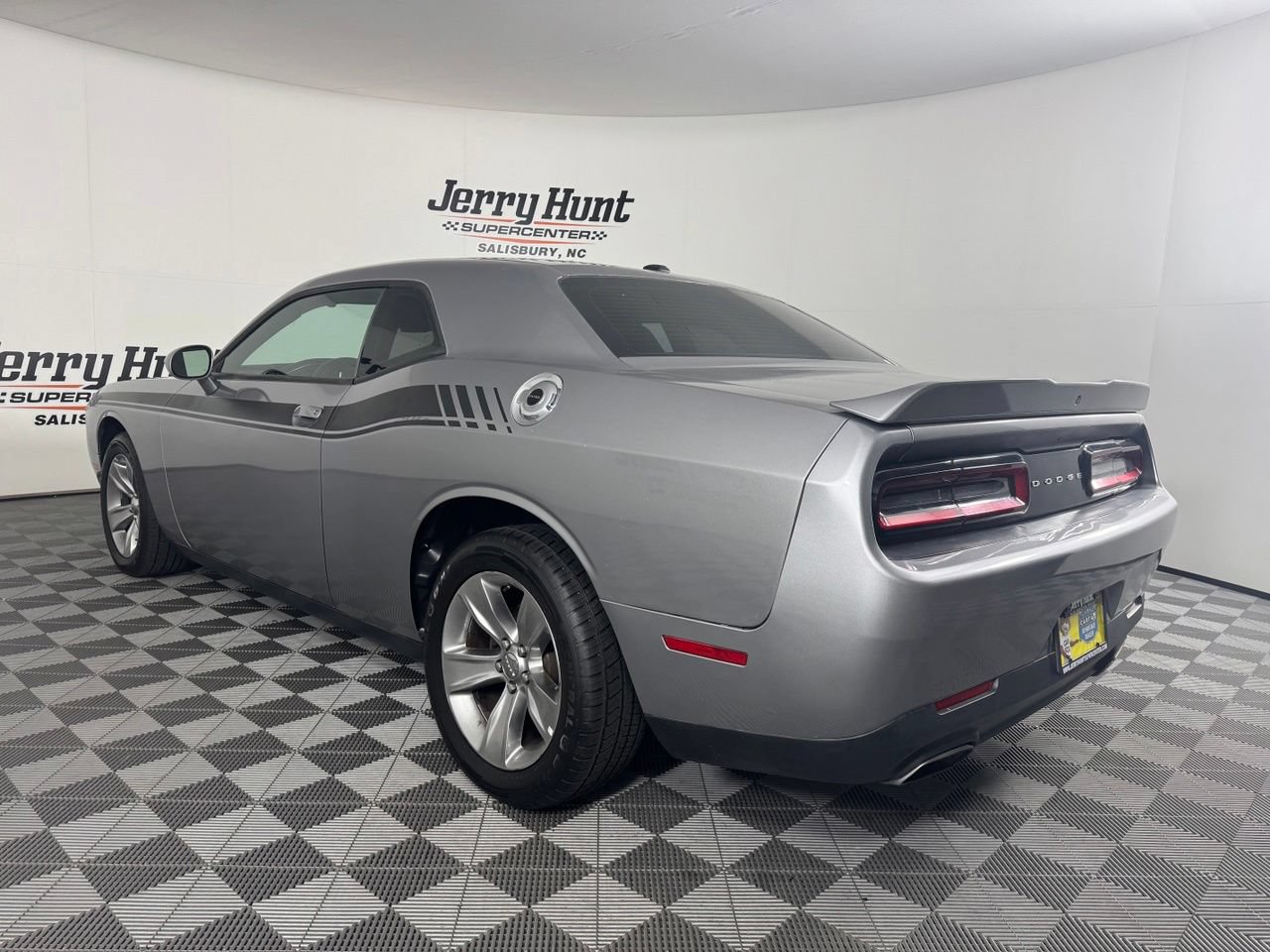 Used 2018 Dodge Challenger SXT RWD image 10