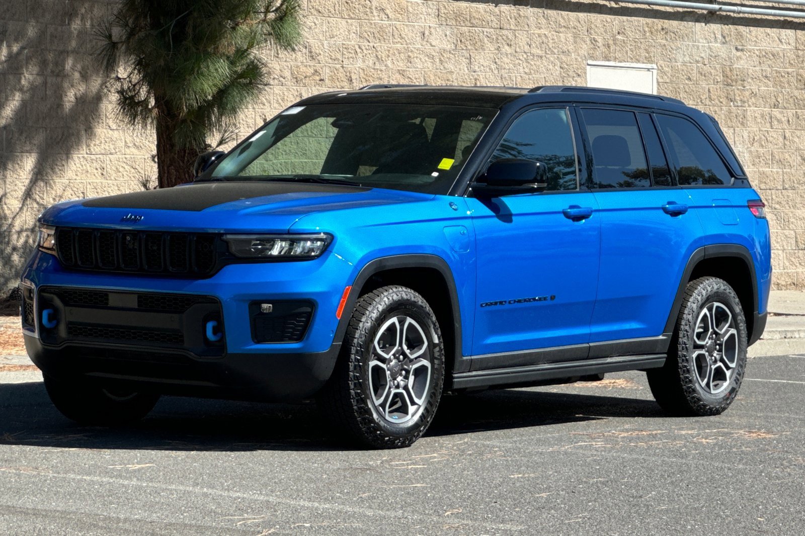 New 2023 Jeep Grand Cherokee Trailhawk w/ Advanced Protech Group II image 7