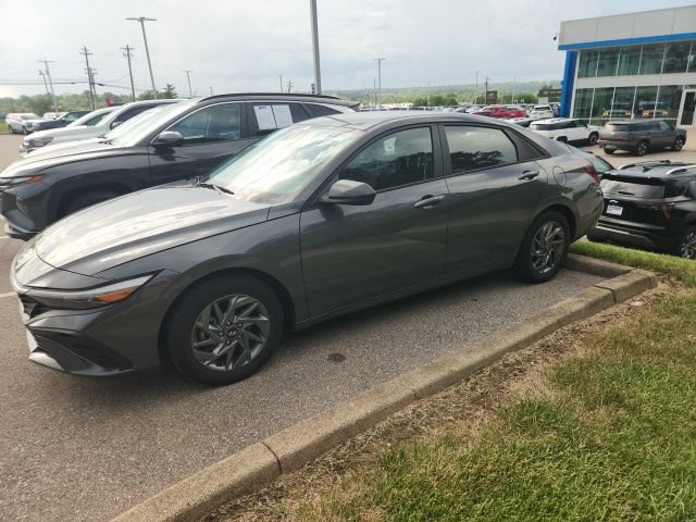Used 2024 Hyundai Elantra Blue FWD image 8