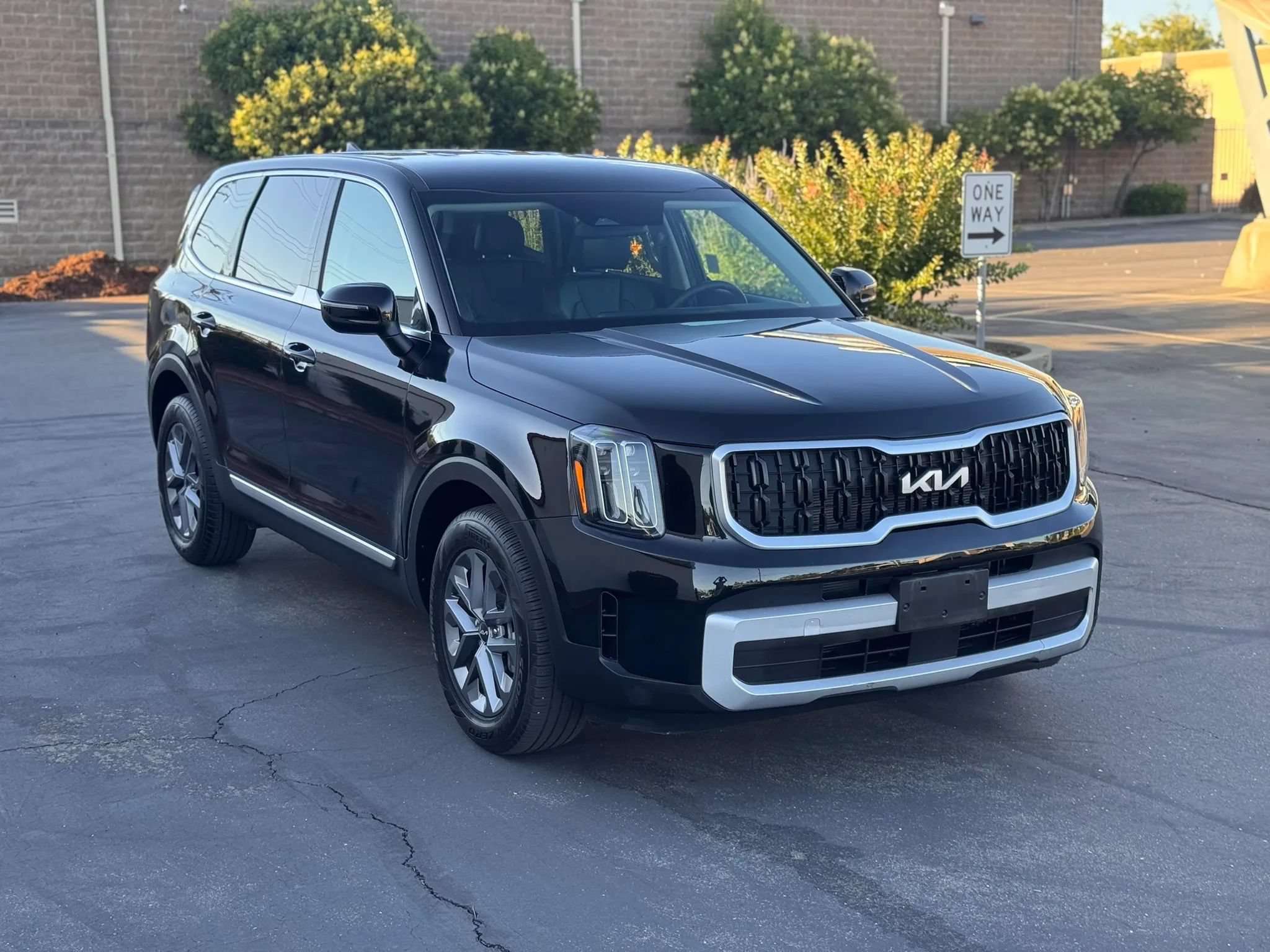 Used 2025 Kia Telluride LX FWD image 8