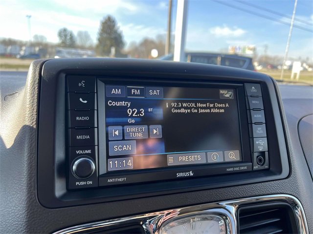 Used 2013 Chrysler Town & Country Touring-L w/ Driver Convenience Group image 17