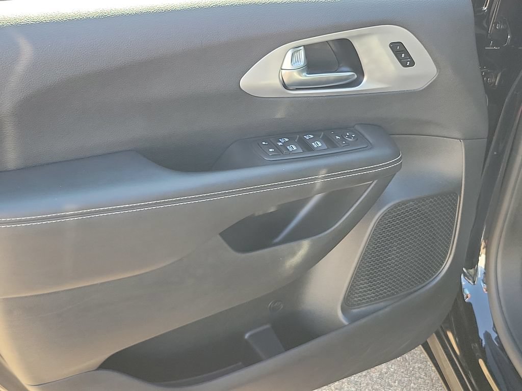 Used 2025 Chrysler Pacifica Limited FWD image 11