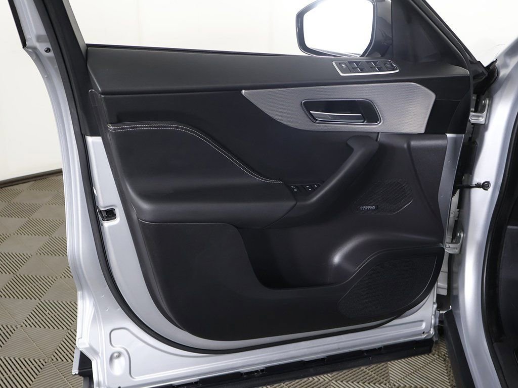 Used 2020 Jaguar F-PACE SVR image 26