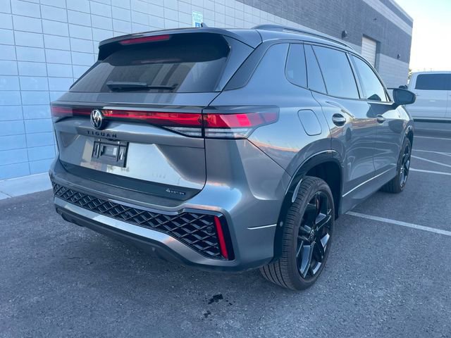 Used 2025 Volkswagen Tiguan SE R-Line image 3