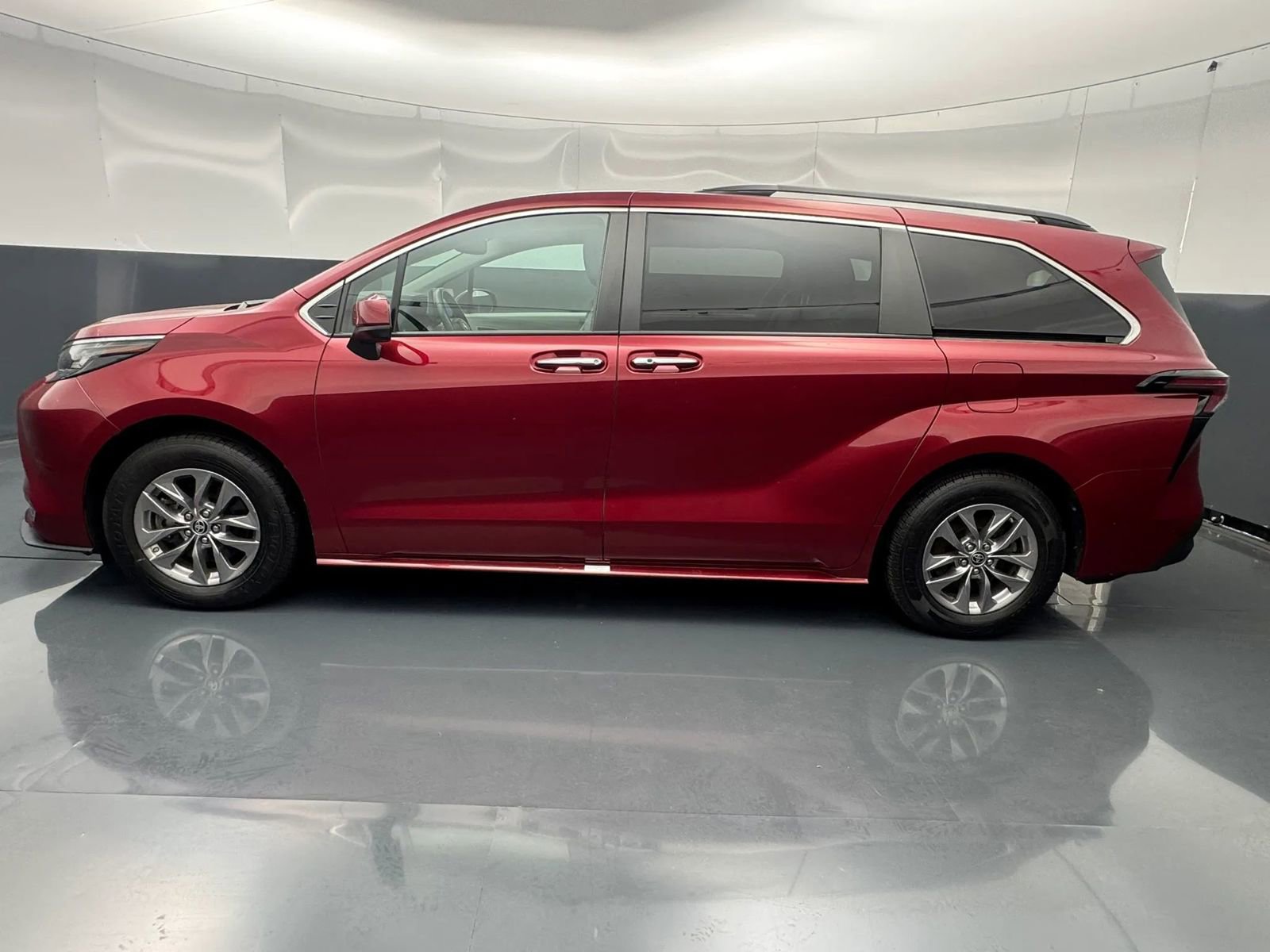 Used 2023 Toyota Sienna XLE AWD/4WD image 6