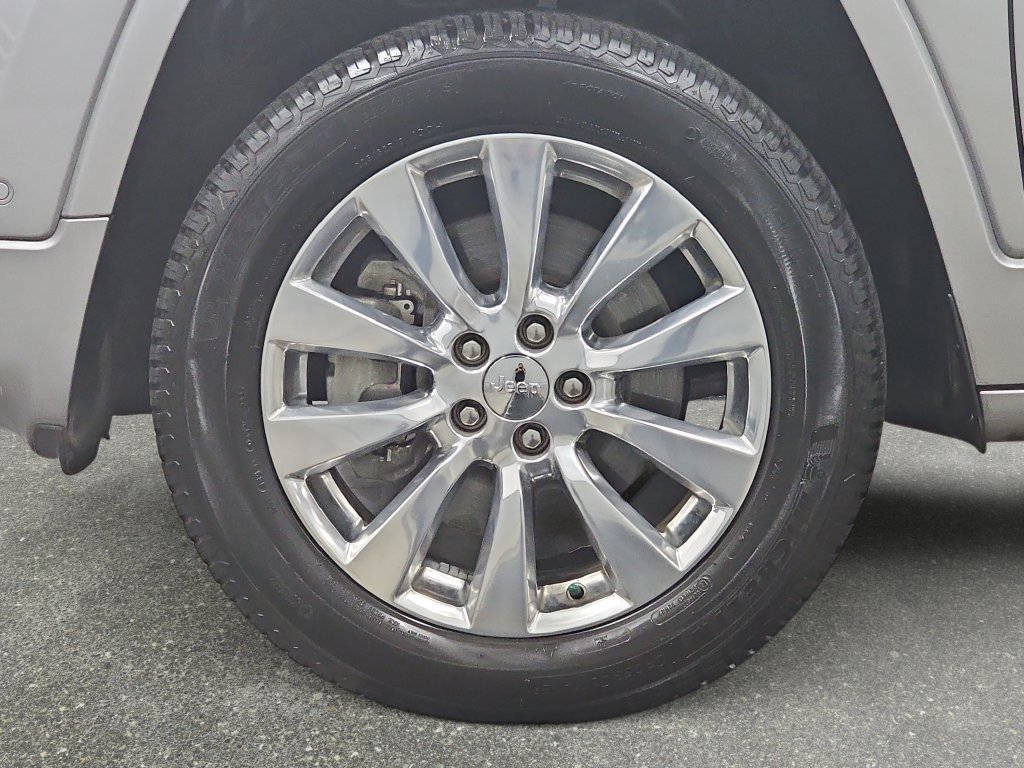 Used 2017 Jeep Cherokee Overland w/ Technology Group AWD/4WD image 34