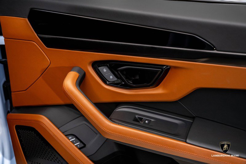 Used 2025 Lamborghini Urus SE image 38