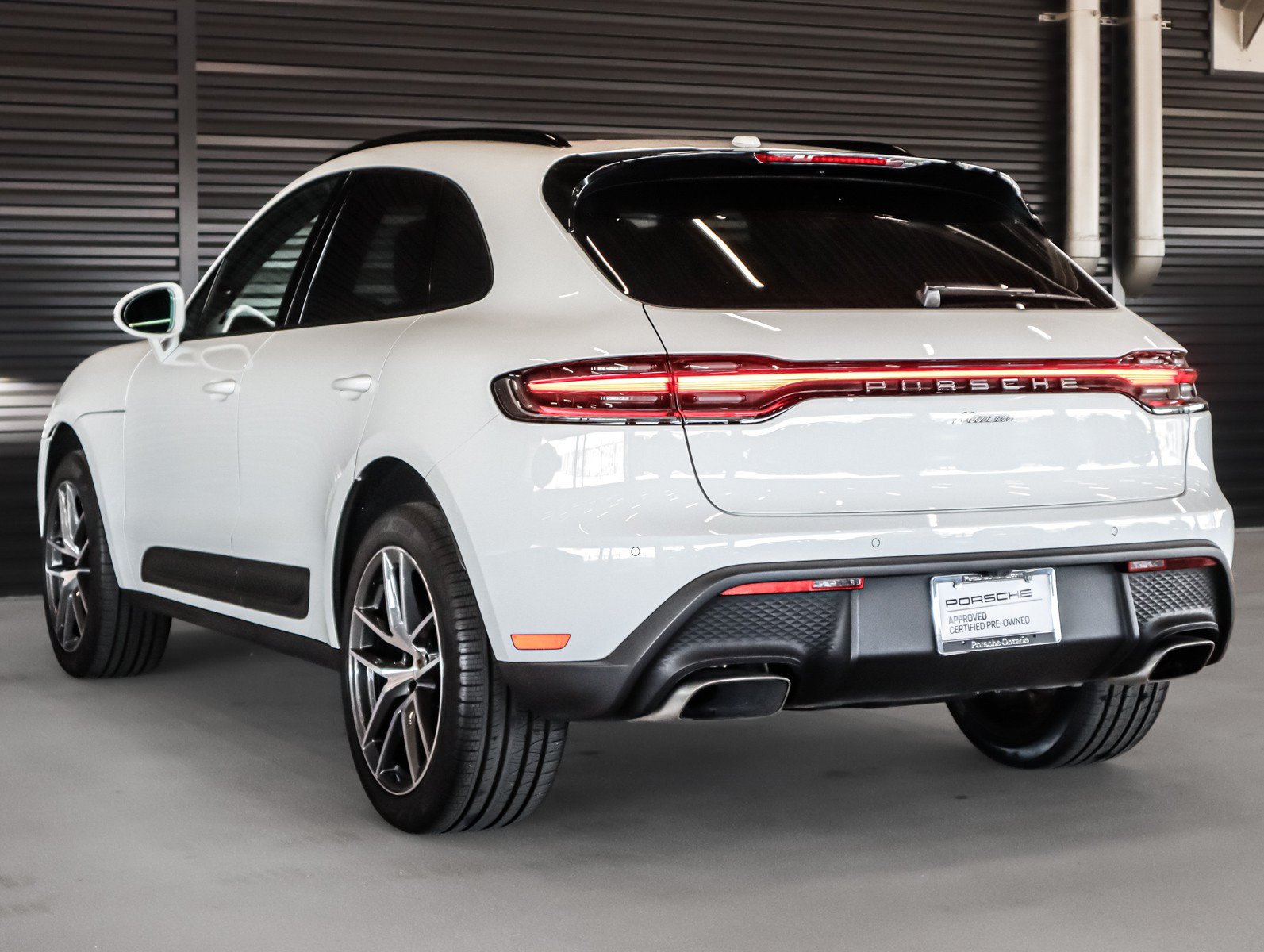 Certified 2024 Porsche Macan AWD/4WD image 3