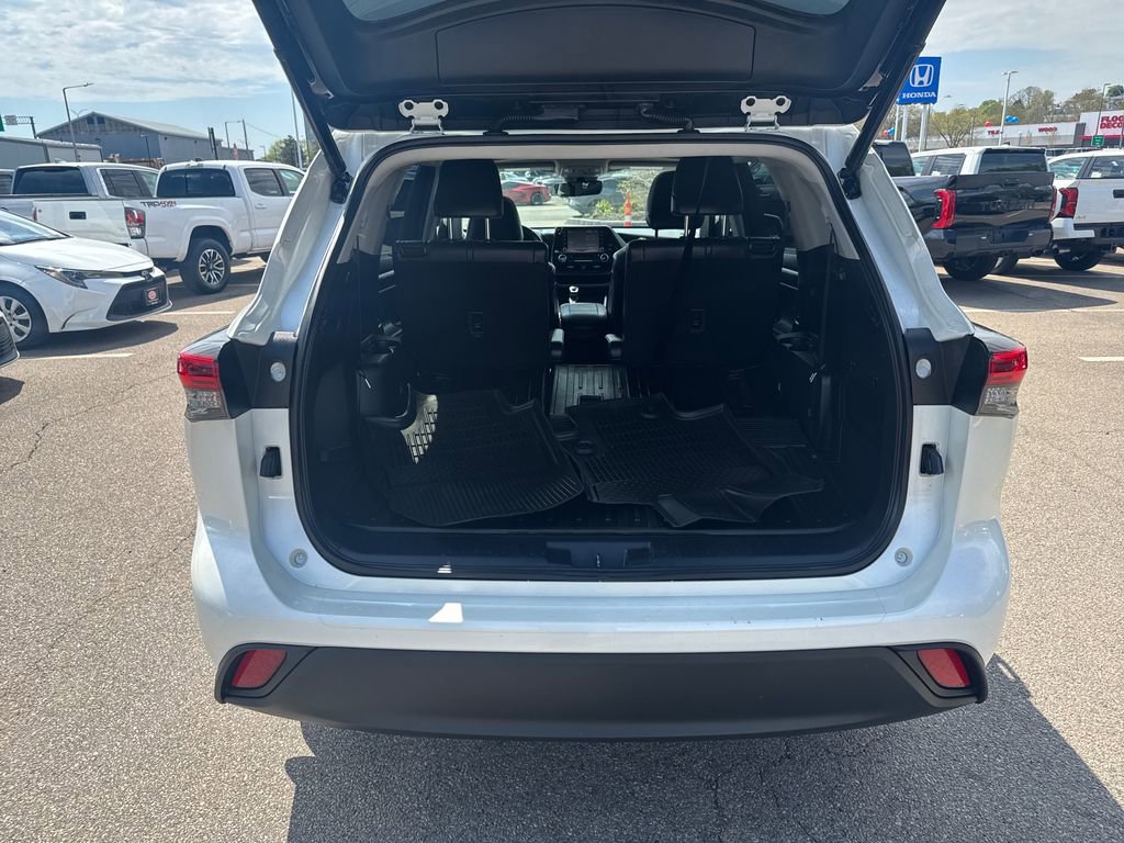 Used 2021 Toyota Highlander XLE AWD/4WD image 7