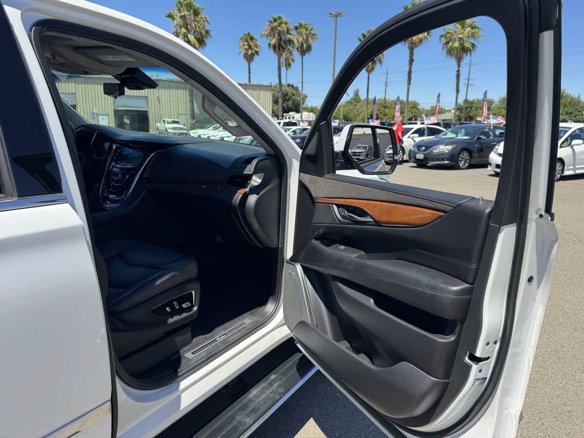 Used 2018 Cadillac Escalade ESV Premium Luxury AWD/4WD image 17