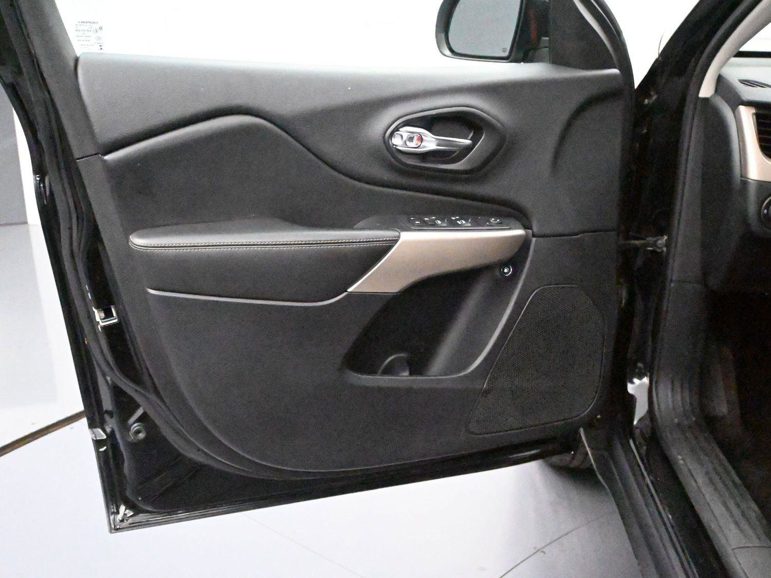 Used 2018 Jeep Cherokee Limited image 8