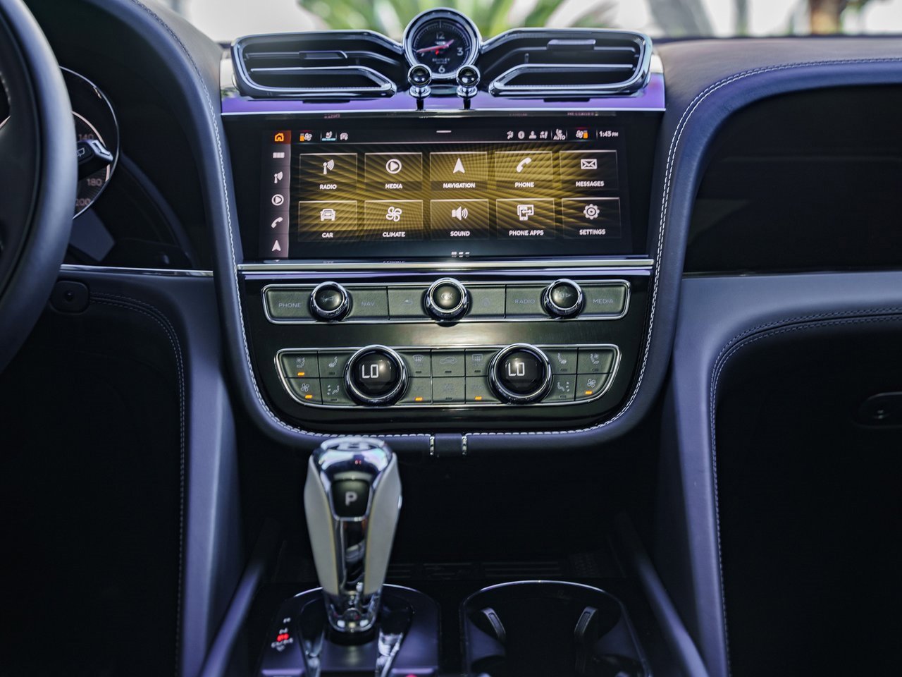 Used 2023 Bentley Bentayga Plug-In Hybrid image 16