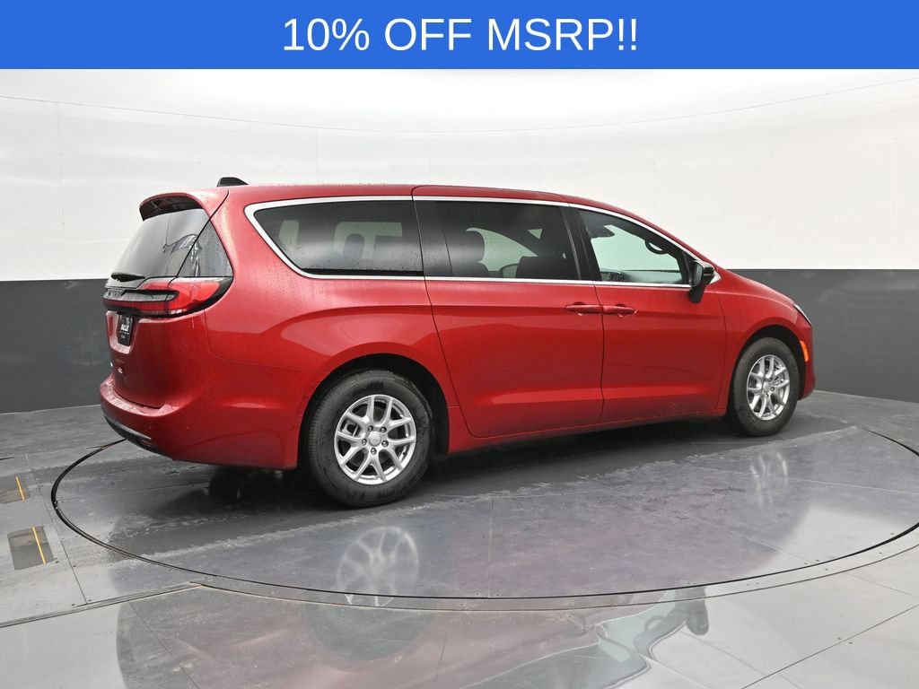 New 2027 Chrysler Pacifica Select FWD image 7