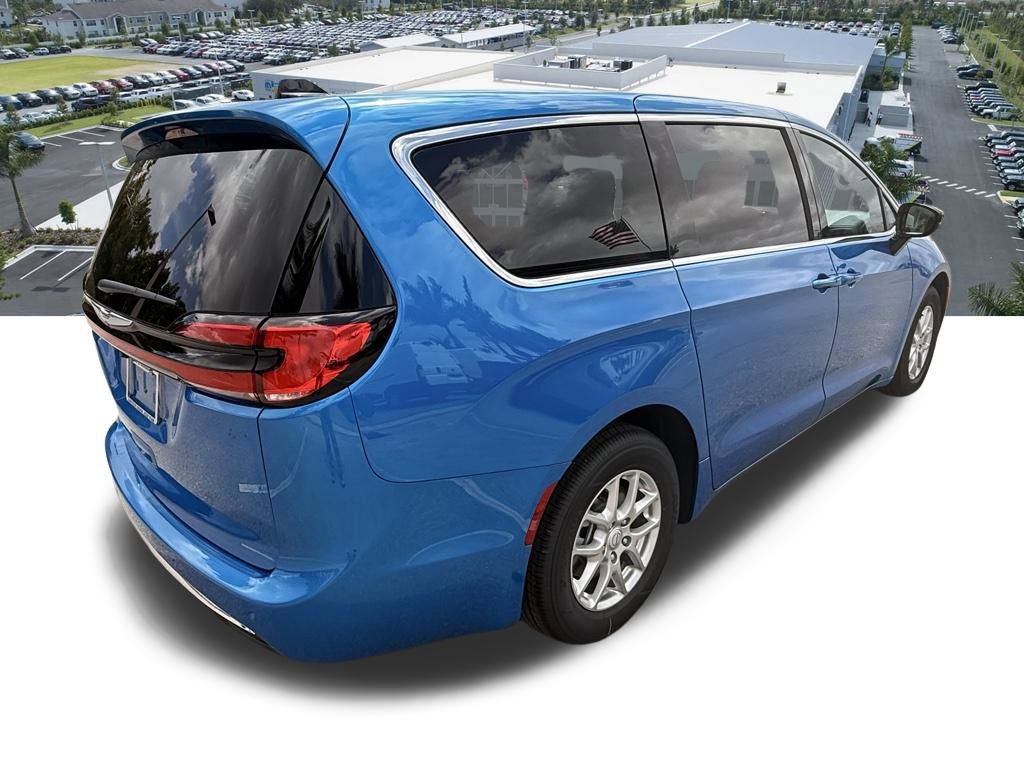 New 2026 Chrysler Pacifica Select image 4
