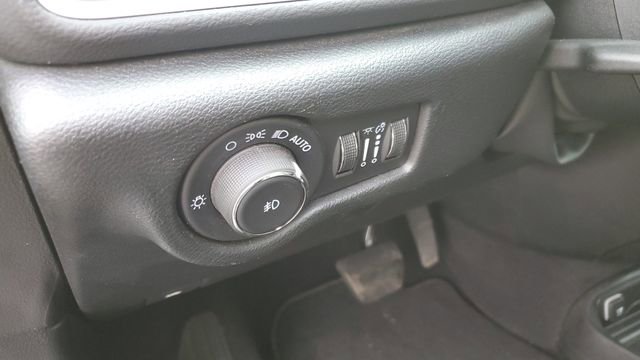 Certified 2025 Chrysler Pacifica Select image 10