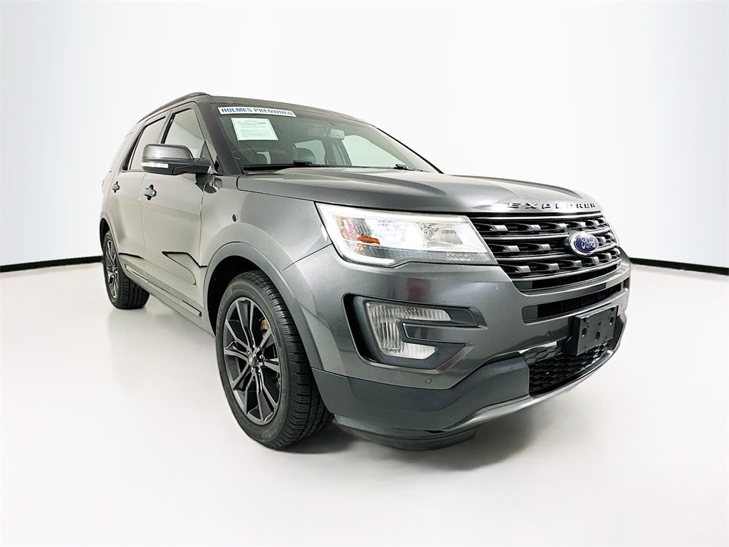 Used 2017 Ford Explorer XLT w/ Equipment Group 202A image 3