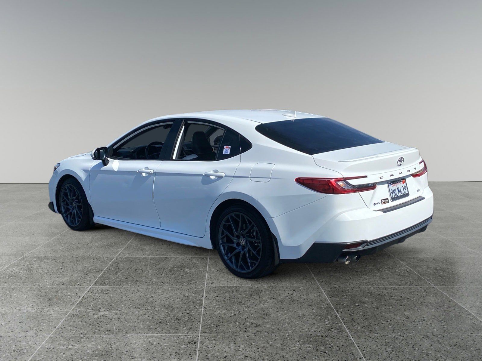 Used 2025 Toyota Camry SE FWD image 3