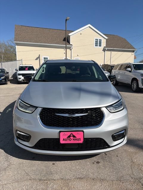 Used 2024 Chrysler Pacifica Touring-L FWD image 17