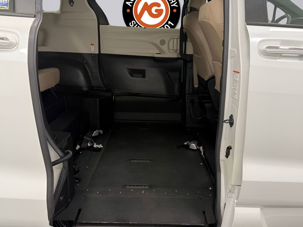 Used 2022 Toyota Sienna XLE w/ XLE Plus Package AWD/4WD image 26