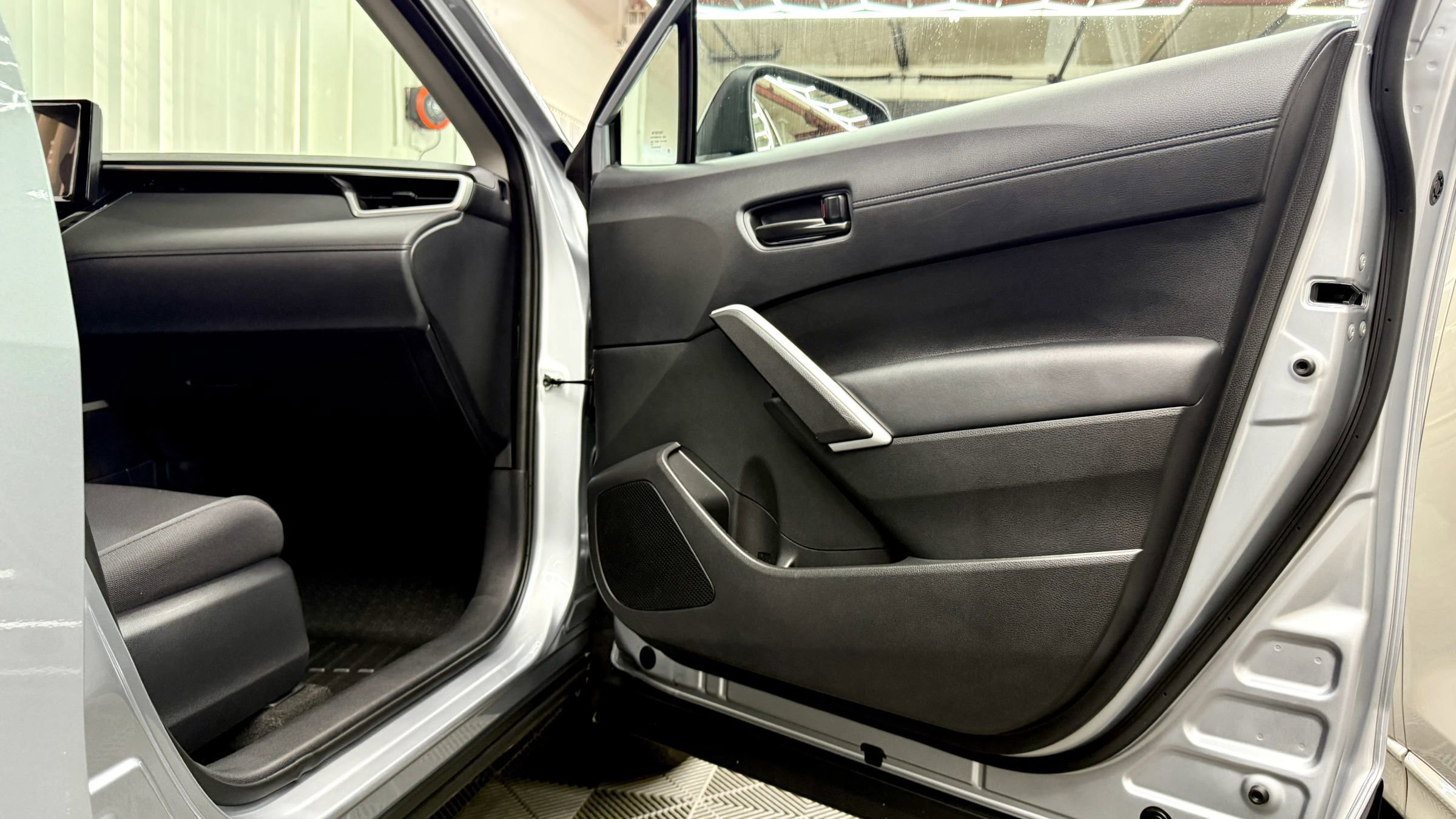 Used 2025 Toyota Corolla Cross LE image 6