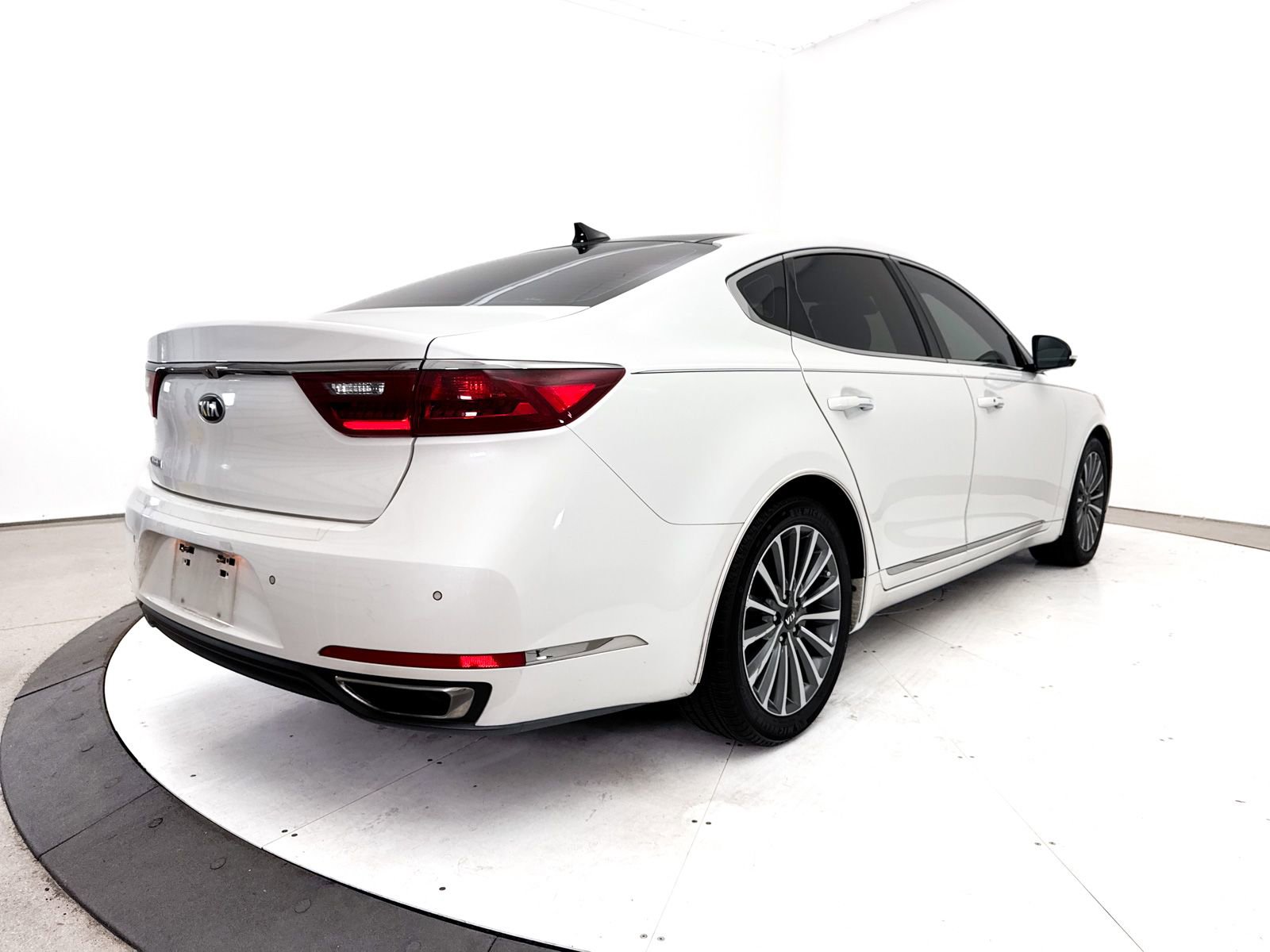 Used 2017 Kia Cadenza Technology FWD image 19
