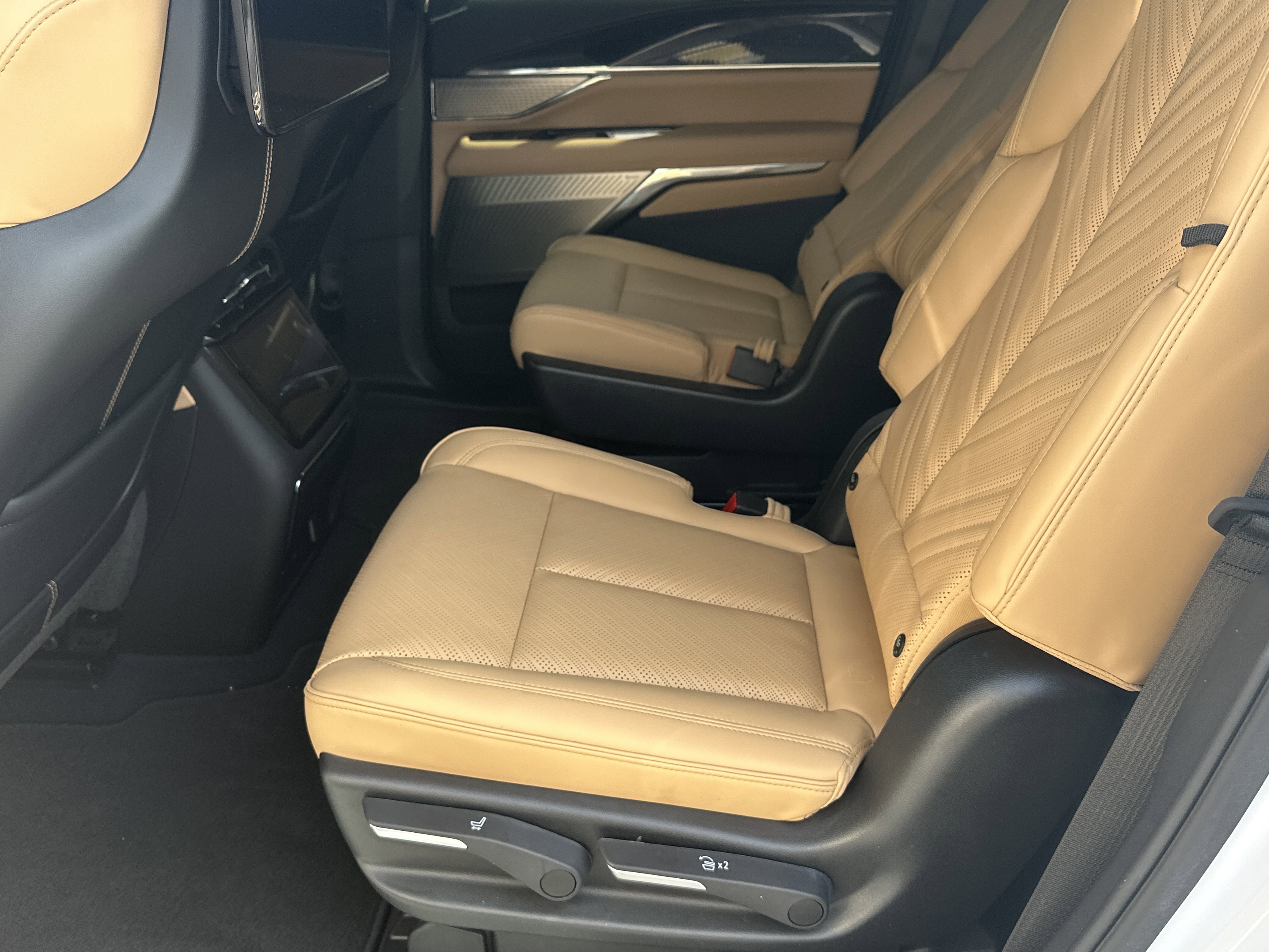 Used 2026 Cadillac Escalade IQ Sport 2 w/ LPO, ONYX Package AWD/4WD image 21