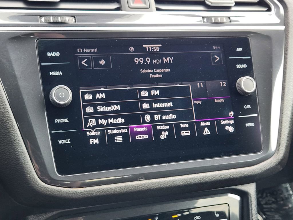 Used 2022 Volkswagen Tiguan SE R-Line image 8