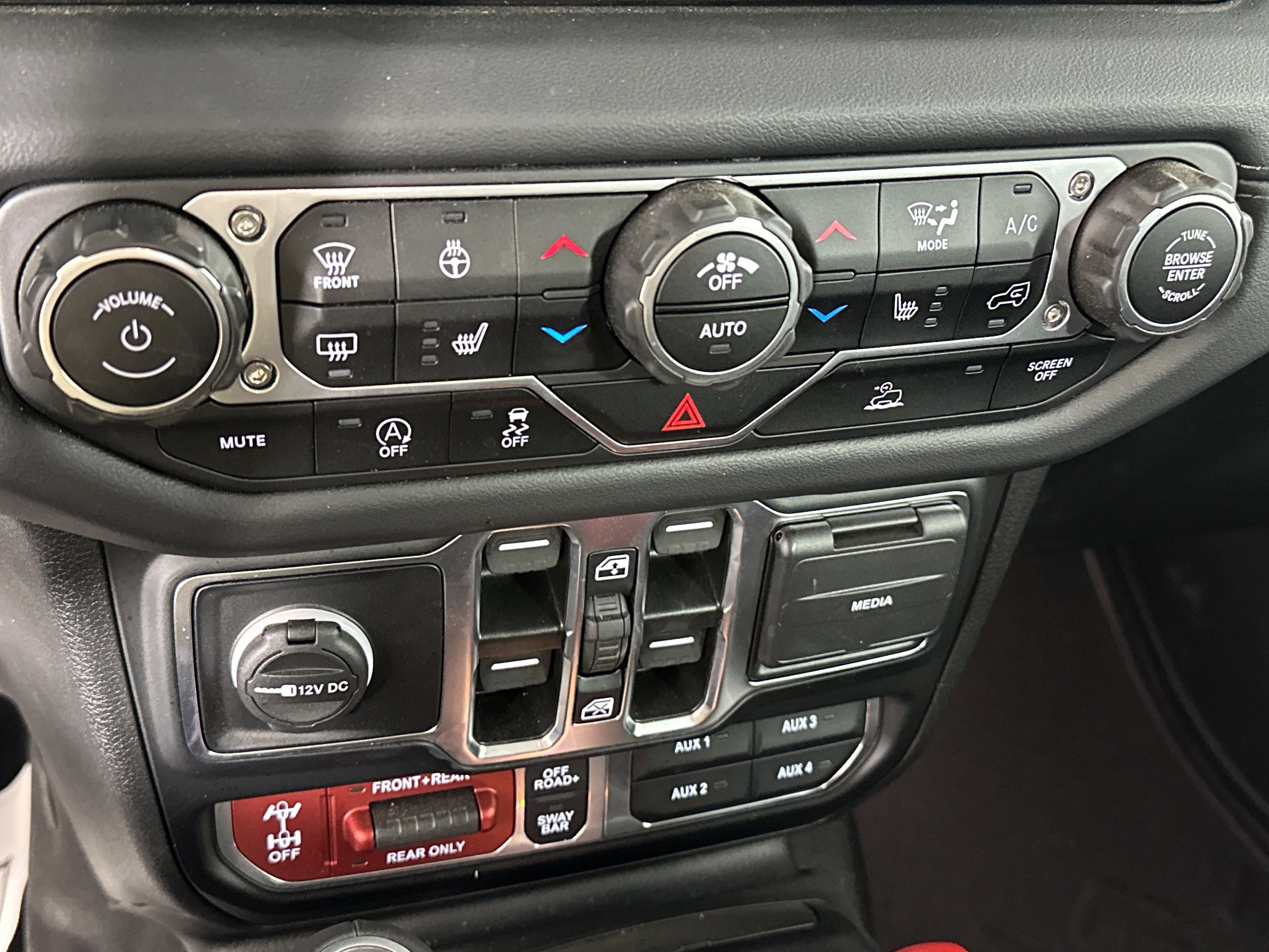 Used 2024 Jeep Wrangler Unlimited Rubicon w/ Technology Group image 23