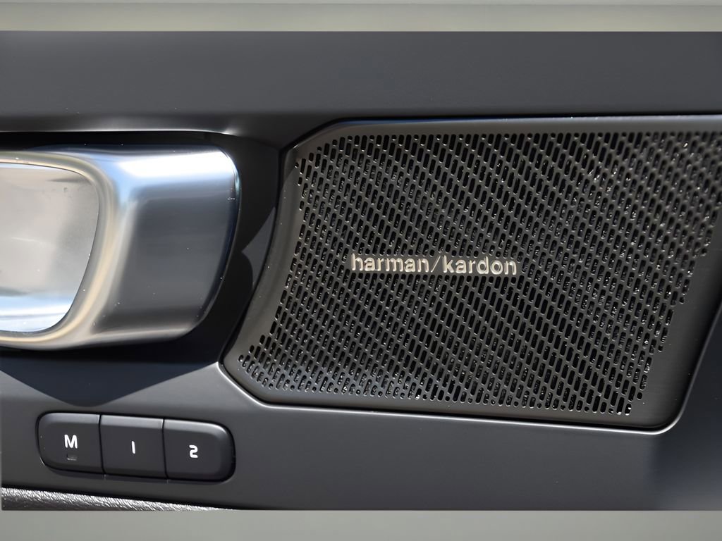 Used 2025 Volvo XC40 B5 Plus w/ Protection Package Premier image 22