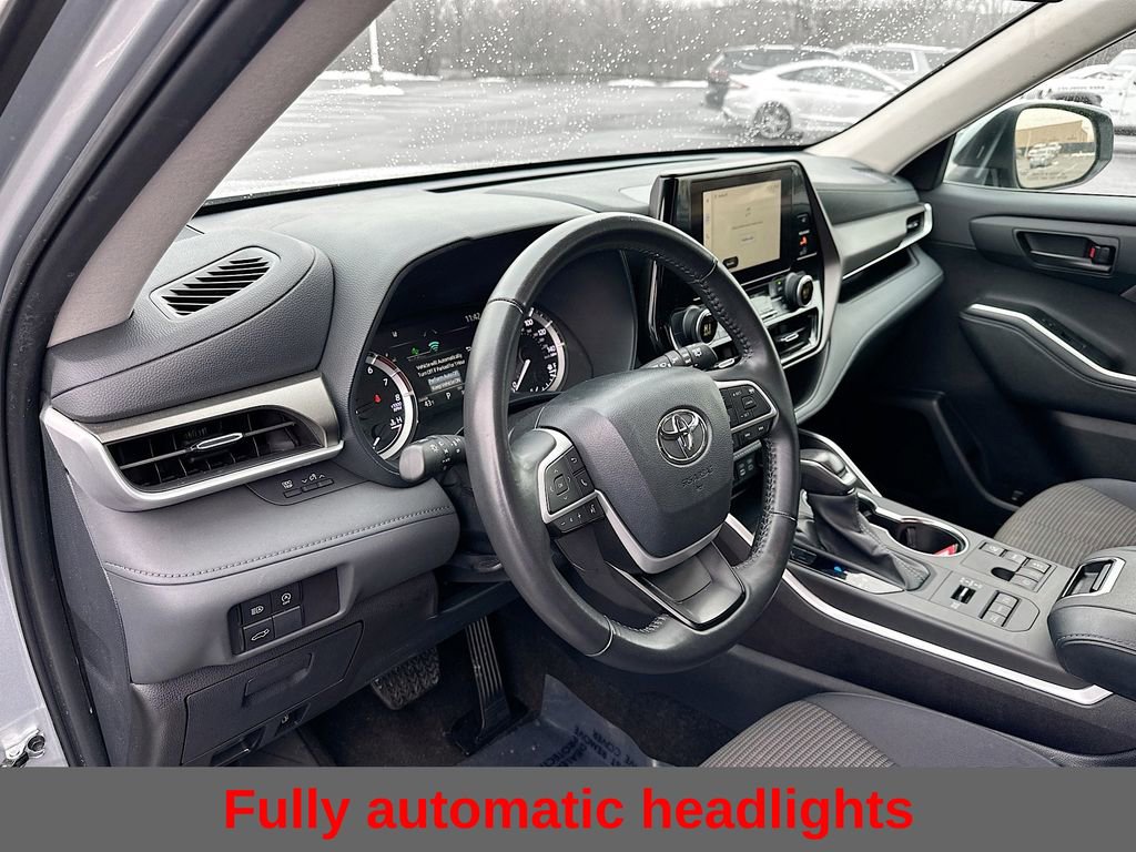 Used 2024 Toyota Highlander LE AWD/4WD image 14