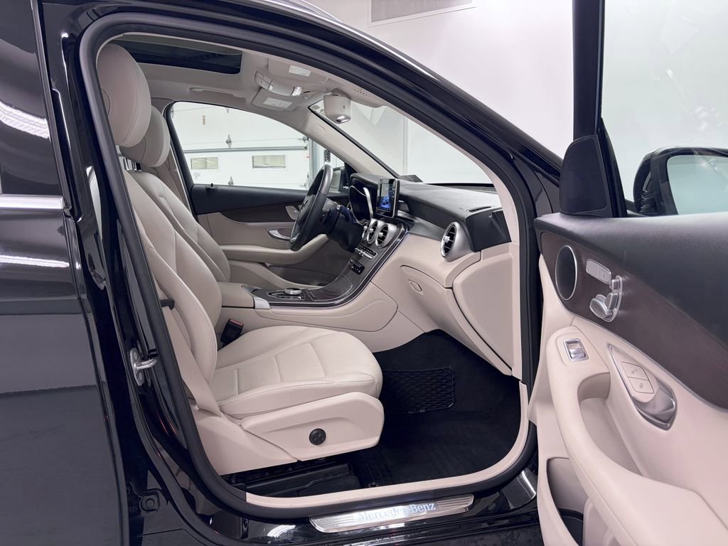 Used 2019 Mercedes-Benz GLC 300 4MATIC image 16