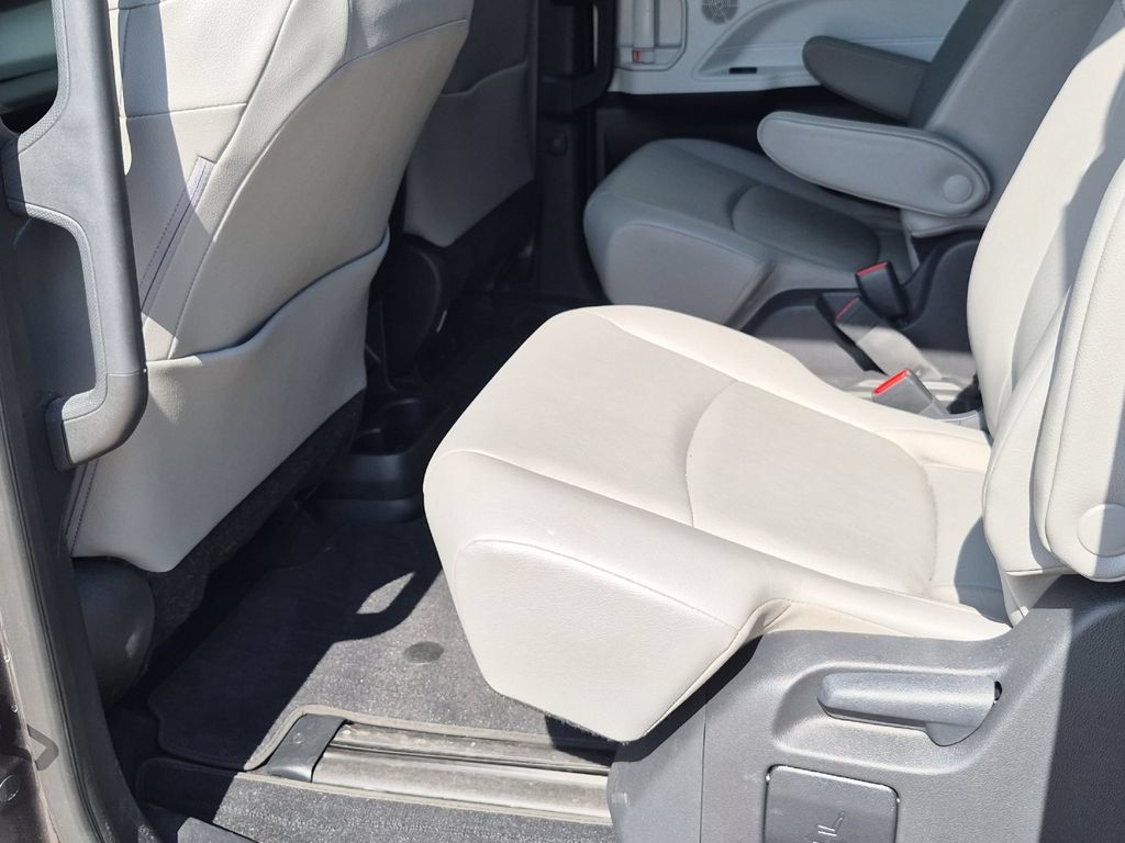 Certified 2025 Toyota Sienna XLE FWD image 12