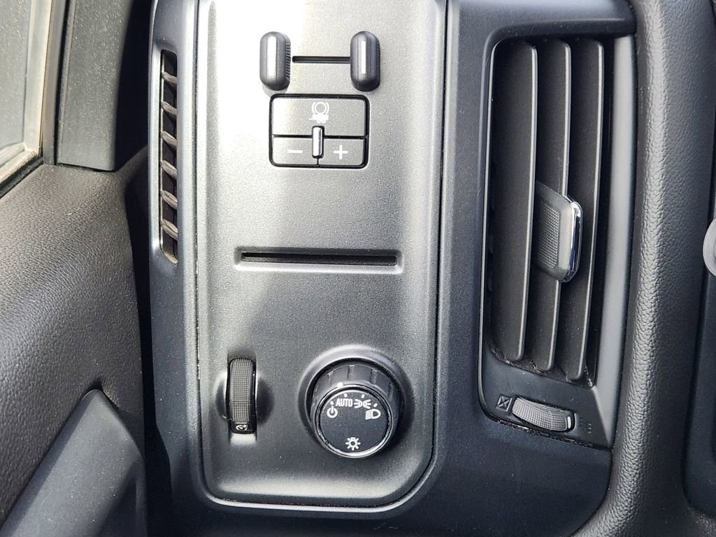 Used 2018 Chevrolet Silverado 1500 Custom w/ Custom Value Package image 11