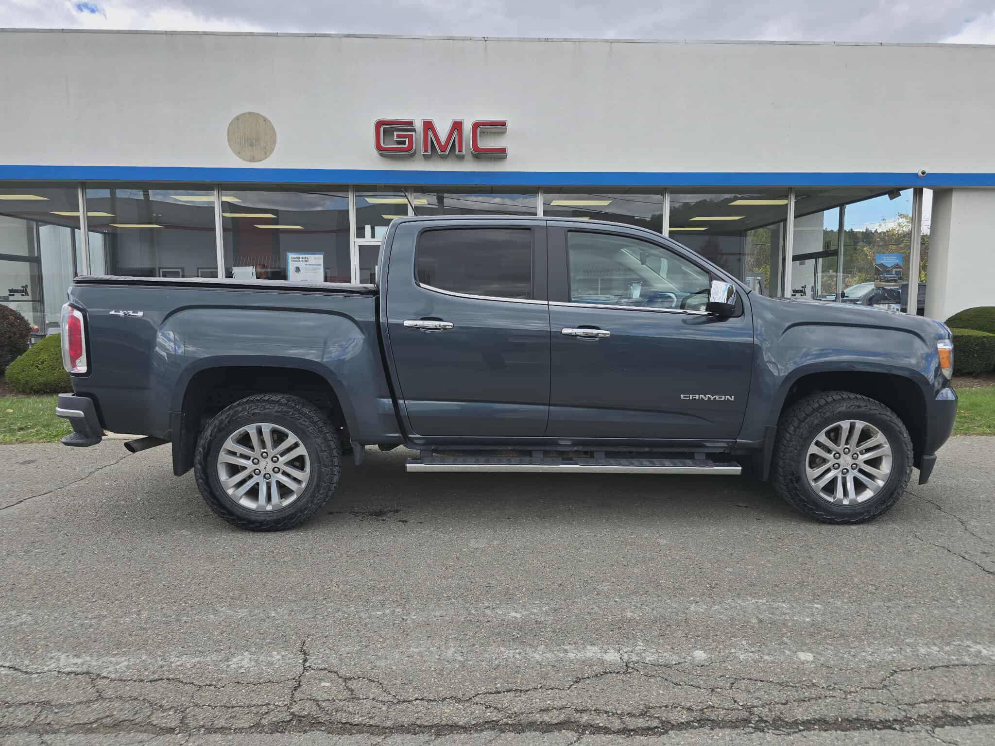 Used 2019 GMC Canyon SLT w/ Driver Alert Package image 2