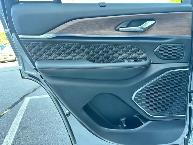 Used 2023 Jeep Grand Cherokee Summit w/ Luxury Tech Group V image 23