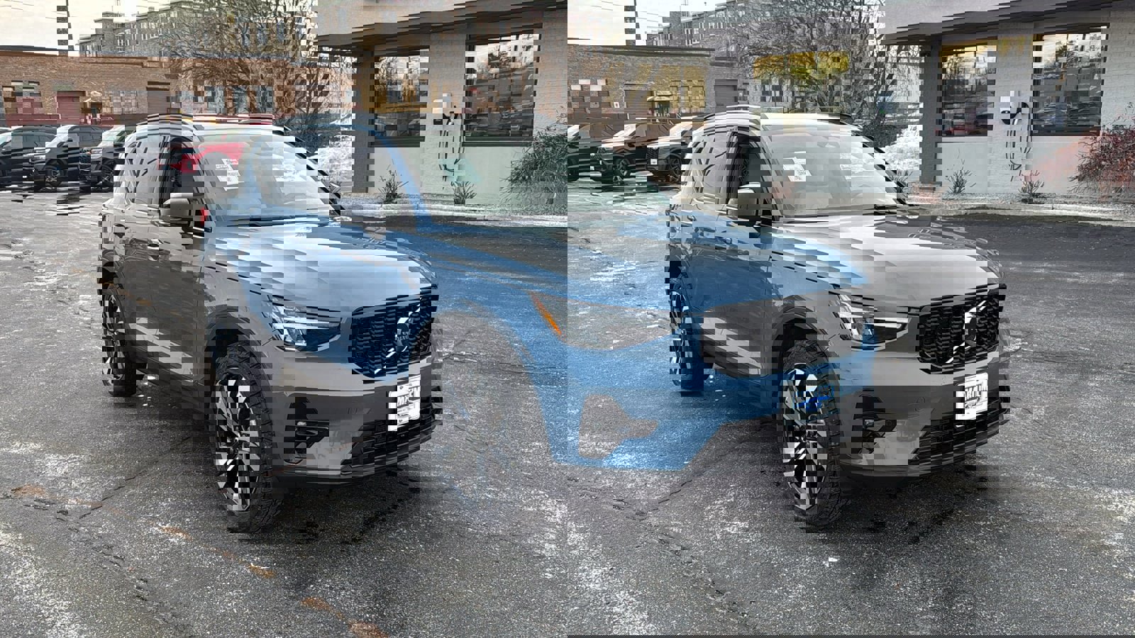 Used 2023 Volvo XC40 B5 Plus w/ Climate Package image 2