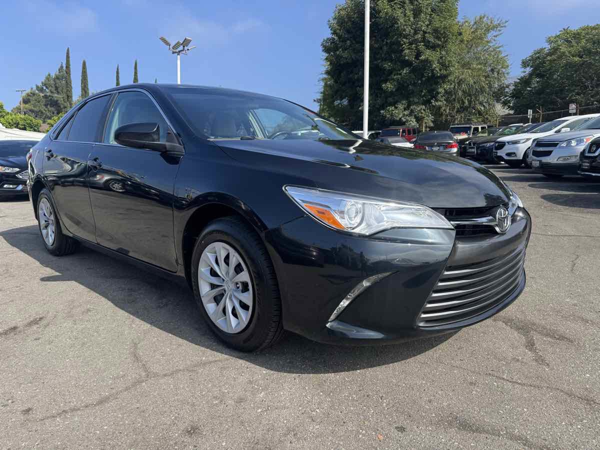 Used 2016 Toyota Camry SE image 1