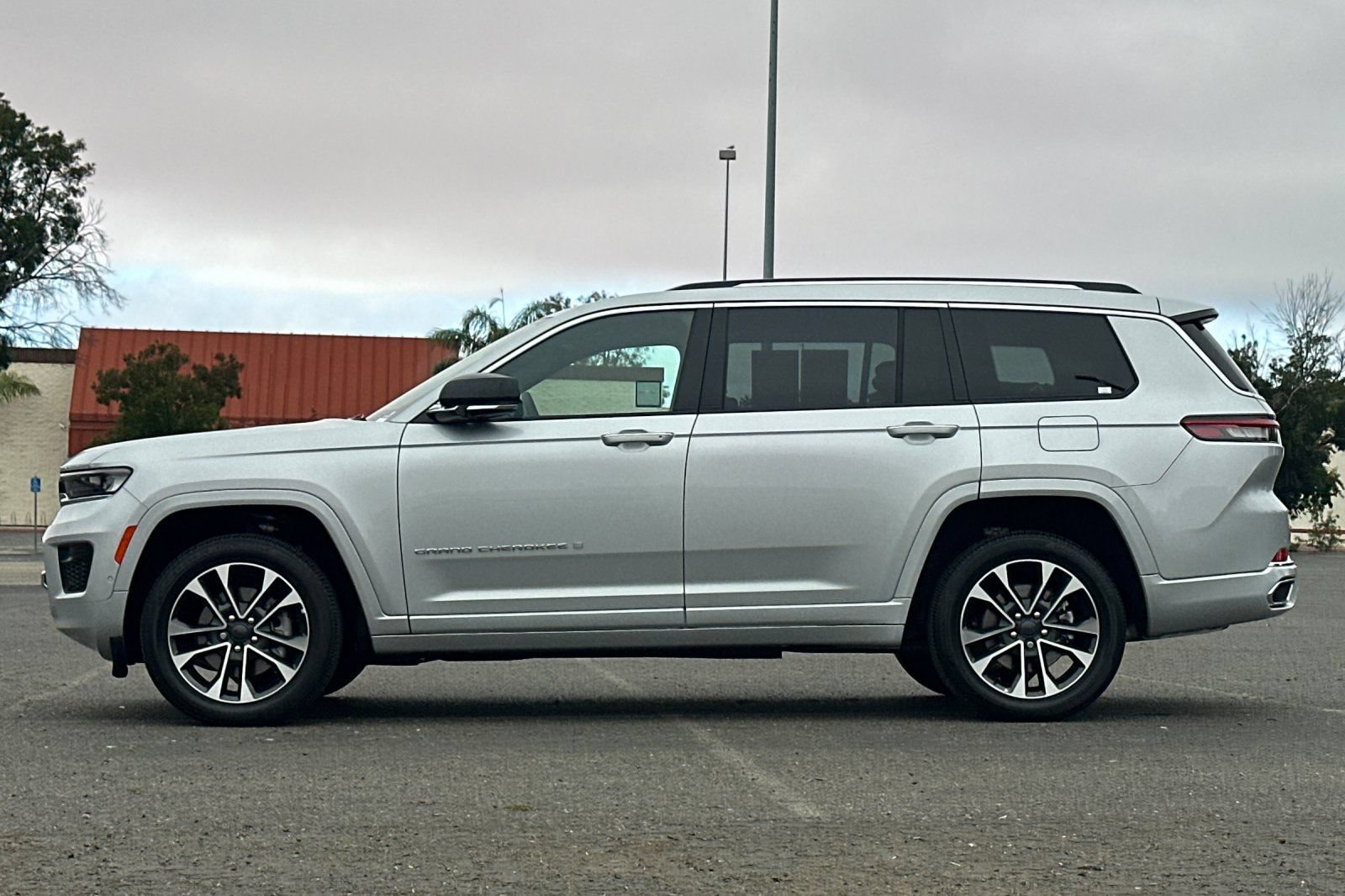 Used 2023 Jeep Grand Cherokee L Overland RWD image 6