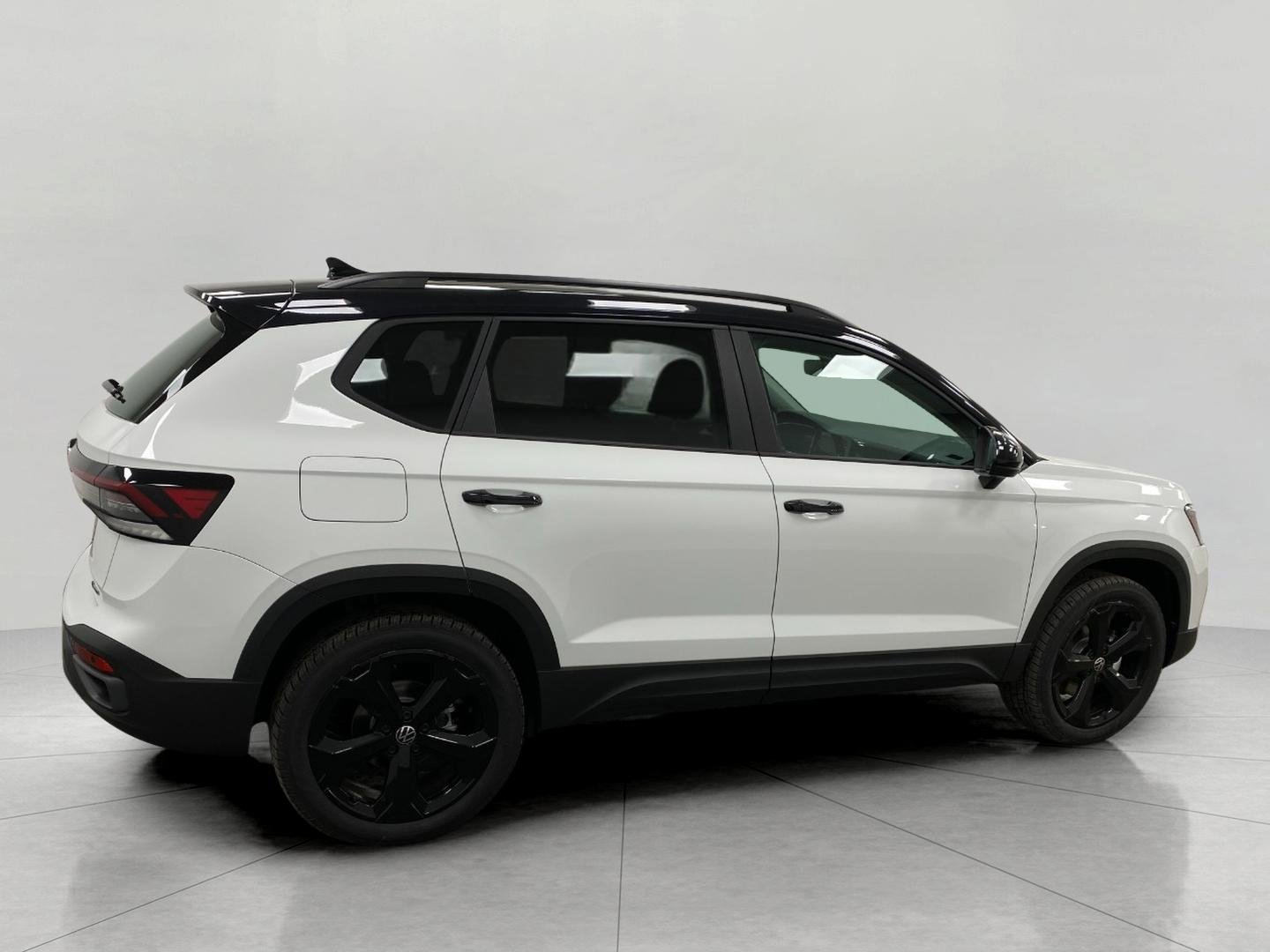 New 2026 Volkswagen Taos SE AWD/4WD image 2