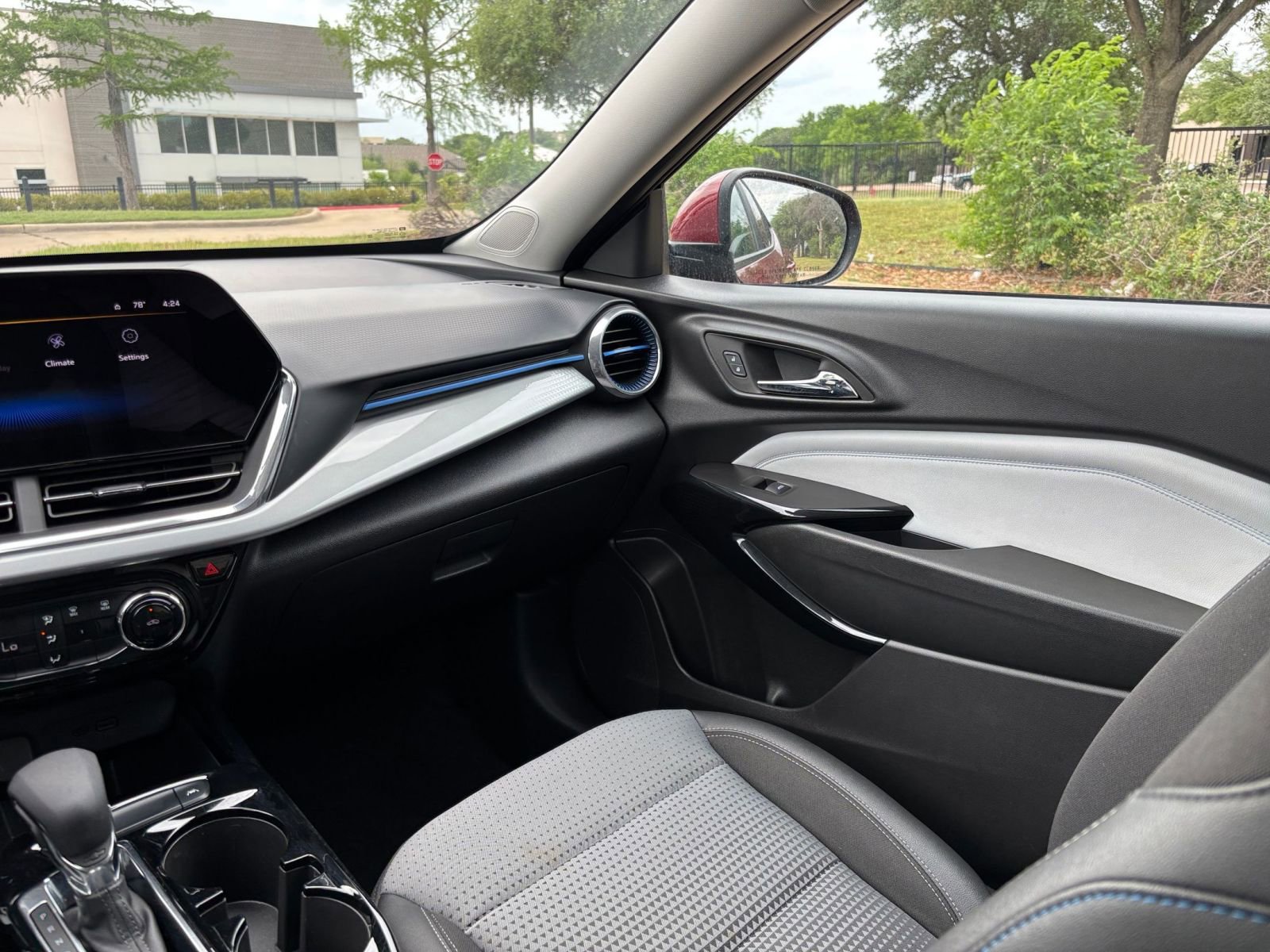 Used 2025 Chevrolet Trax LT image 38