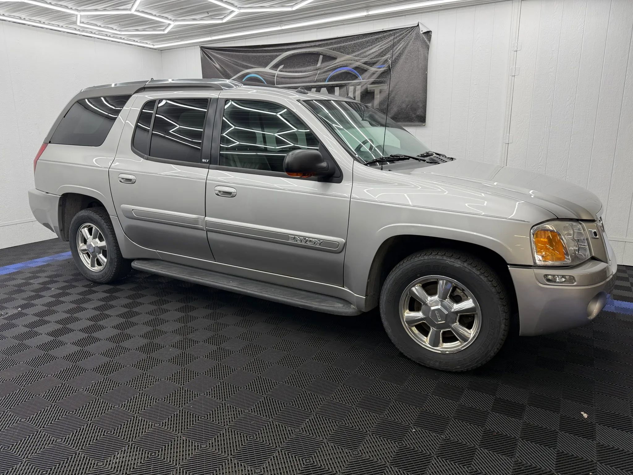Used 2004 GMC Envoy XUV SLT w/ 1SD Preferred Equipment Group AWD/4WD image 2