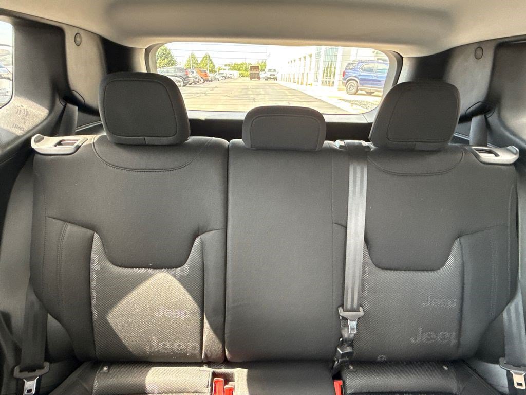 Used 2016 Jeep Renegade Latitude FWD image 18