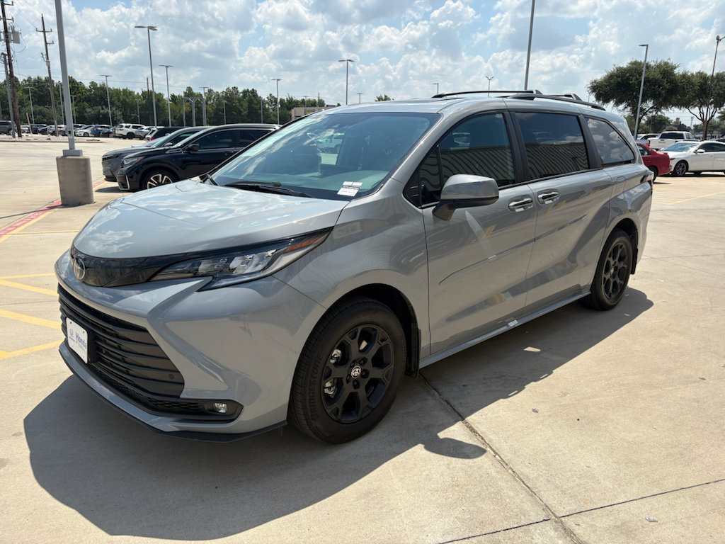 Used 2025 Toyota Sienna XLE Woodland Edition AWD/4WD image 4