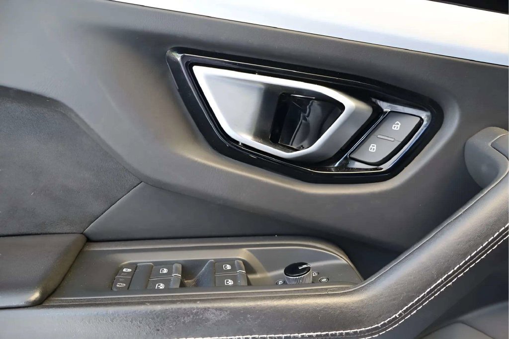 Used 2021 Lamborghini Urus AWD/4WD image 22