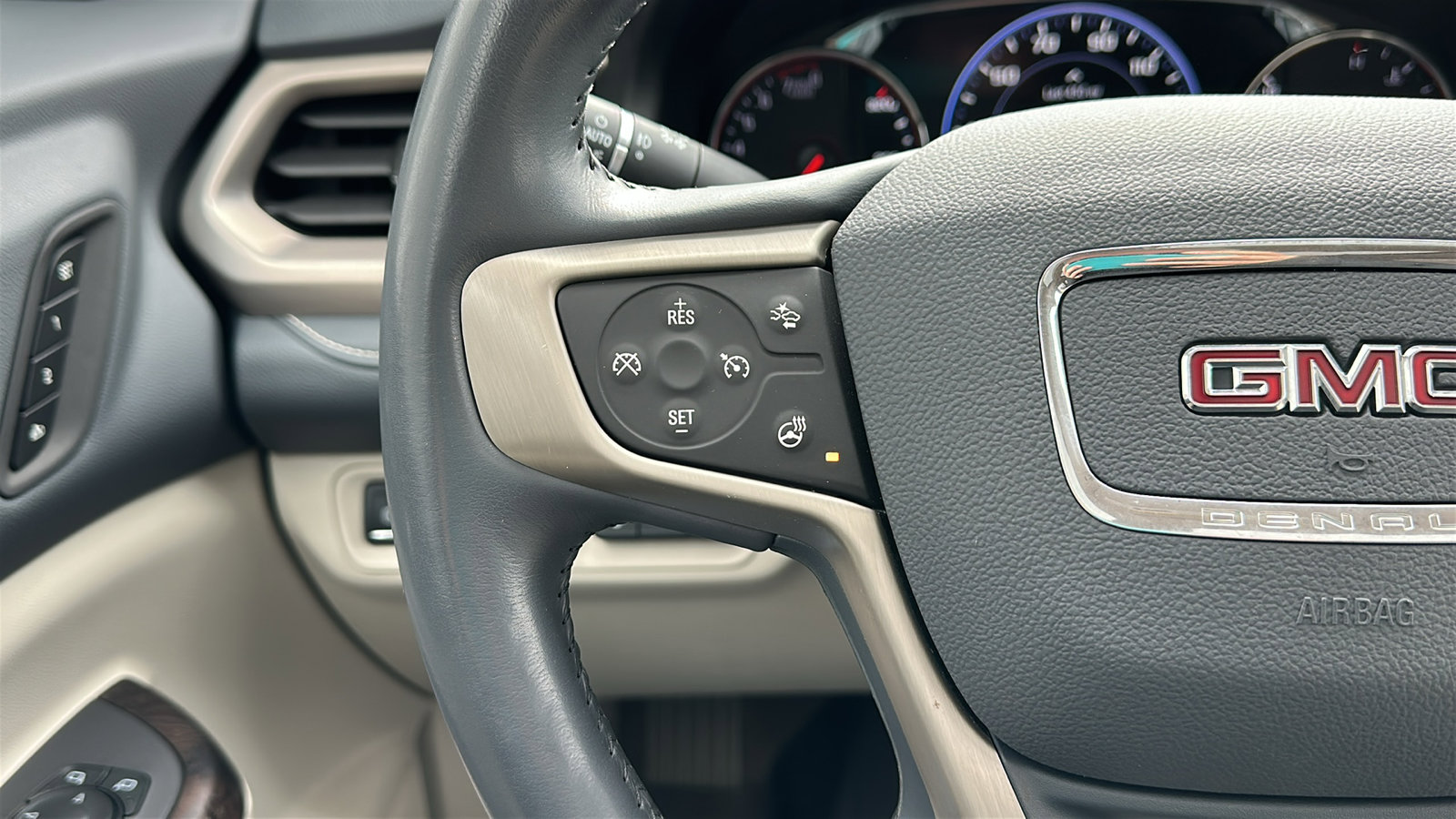 Used 2021 GMC Acadia Denali w/ Denali Ultimate Package image 17