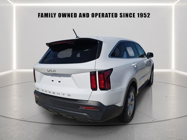 Used 2022 Kia Sorento LX image 4
