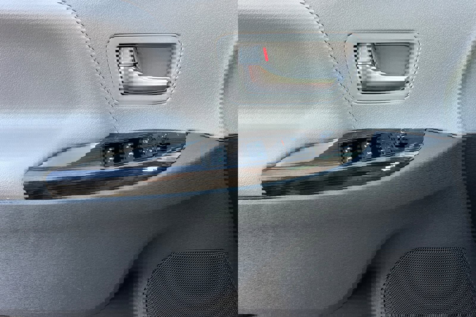 Used 2020 Toyota Sienna XLE image 11