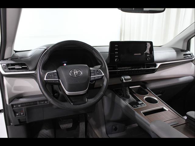 Used 2023 Toyota Sienna XLE FWD image 6